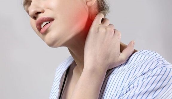 Με την οστεοχόνδρωση της αυχενικής μοίρας της σπονδυλικής στήλης, εμφανίζεται πόνος στον αυχένα και τους ώμους